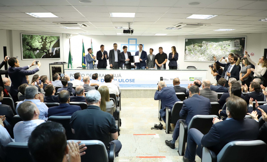 O governador Carlos Massa Ratinho Junior e o ministro de Infraestrutura, Tarcísio Freitas, assinaram nesta quinta-feira (27), às 10 horas, o contrato com a Klabin de arrendamento de área no Porto de Paranaguá, para movimentação de celulose. A assinatura será na sede administrativa do Porto de Paranaguá.