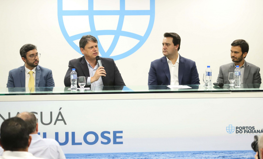 O governador Carlos Massa Ratinho Junior e o ministro de Infraestrutura, Tarcísio Freitas, assinaram nesta quinta-feira (27), às 10 horas, o contrato com a Klabin de arrendamento de área no Porto de Paranaguá, para movimentação de celulose. A assinatura será na sede administrativa do Porto de Paranaguá.