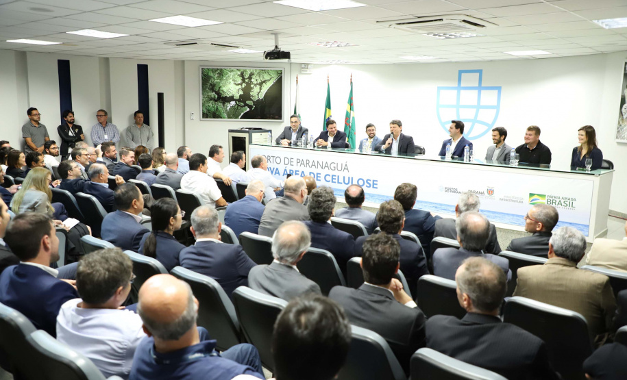 O governador Carlos Massa Ratinho Junior e o ministro de Infraestrutura, Tarcísio Freitas, assinaram nesta quinta-feira (27), às 10 horas, o contrato com a Klabin de arrendamento de área no Porto de Paranaguá, para movimentação de celulose. A assinatura será na sede administrativa do Porto de Paranaguá.