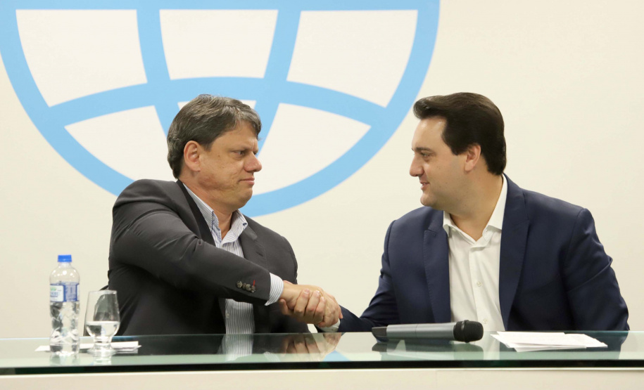 O governador Carlos Massa Ratinho Junior e o ministro de Infraestrutura, Tarcísio Freitas, assinaram nesta quinta-feira (27), às 10 horas, o contrato com a Klabin de arrendamento de área no Porto de Paranaguá, para movimentação de celulose. A assinatura será na sede administrativa do Porto de Paranaguá.