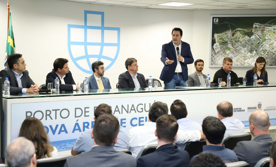 O governador Carlos Massa Ratinho Junior e o ministro de Infraestrutura, Tarcísio Freitas, assinaram nesta quinta-feira (27), às 10 horas, o contrato com a Klabin de arrendamento de área no Porto de Paranaguá, para movimentação de celulose. A assinatura será na sede administrativa do Porto de Paranaguá.