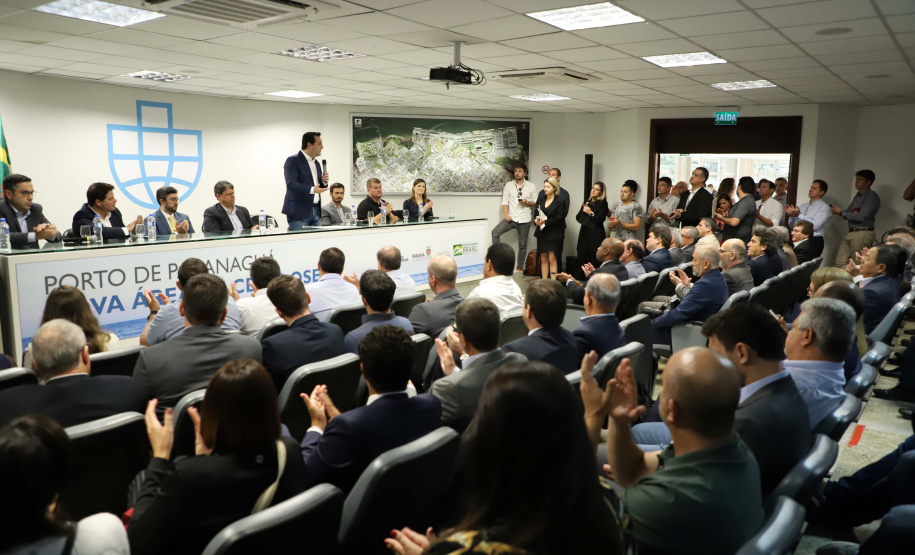 O governador Carlos Massa Ratinho Junior e o ministro de Infraestrutura, Tarcísio Freitas, assinaram nesta quinta-feira (27), às 10 horas, o contrato com a Klabin de arrendamento de área no Porto de Paranaguá, para movimentação de celulose. A assinatura será na sede administrativa do Porto de Paranaguá.