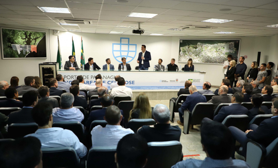 O governador Carlos Massa Ratinho Junior e o ministro de Infraestrutura, Tarcísio Freitas, assinaram nesta quinta-feira (27), às 10 horas, o contrato com a Klabin de arrendamento de área no Porto de Paranaguá, para movimentação de celulose. A assinatura será na sede administrativa do Porto de Paranaguá.