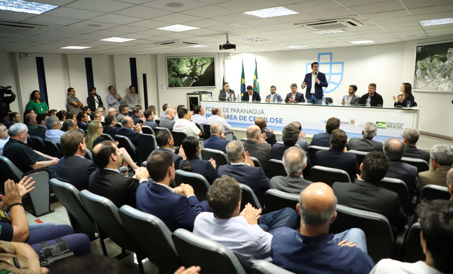 O governador Carlos Massa Ratinho Junior e o ministro de Infraestrutura, Tarcísio Freitas, assinaram nesta quinta-feira (27), às 10 horas, o contrato com a Klabin de arrendamento de área no Porto de Paranaguá, para movimentação de celulose. A assinatura será na sede administrativa do Porto de Paranaguá.