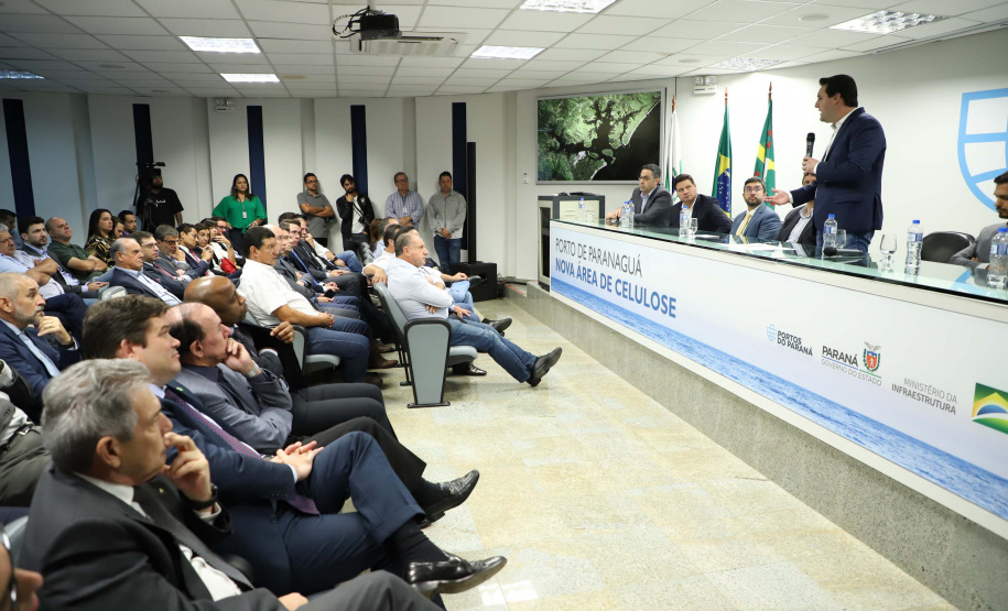 O governador Carlos Massa Ratinho Junior e o ministro de Infraestrutura, Tarcísio Freitas, assinaram nesta quinta-feira (27), às 10 horas, o contrato com a Klabin de arrendamento de área no Porto de Paranaguá, para movimentação de celulose. A assinatura será na sede administrativa do Porto de Paranaguá.