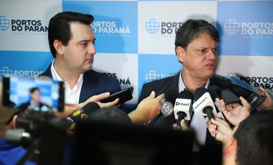 O governador Carlos Massa Ratinho Junior e o ministro de Infraestrutura, Tarcísio Freitas, assinaram nesta quinta-feira (27), às 10 horas, o contrato com a Klabin de arrendamento de área no Porto de Paranaguá, para movimentação de celulose. A assinatura será na sede administrativa do Porto de Paranaguá.