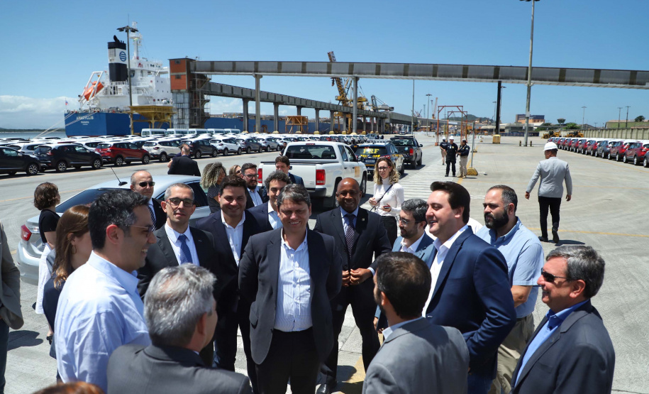 O governador Carlos Massa Ratinho Junior e o ministro de Infraestrutura, Tarcísio Freitas, assinaram nesta quinta-feira (27), às 10 horas, o contrato com a Klabin de arrendamento de área no Porto de Paranaguá, para movimentação de celulose. A assinatura será na sede administrativa do Porto de Paranaguá.