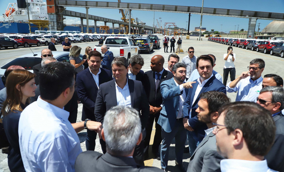 O governador Carlos Massa Ratinho Junior e o ministro de Infraestrutura, Tarcísio Freitas, assinaram nesta quinta-feira (27), às 10 horas, o contrato com a Klabin de arrendamento de área no Porto de Paranaguá, para movimentação de celulose. A assinatura será na sede administrativa do Porto de Paranaguá.