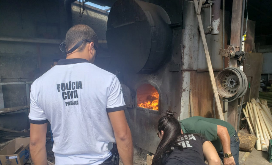 A Polícia Civil do Paraná (PCPR) incinerou cerca de 265 quilos de drogas nesta quinta-feira (27), em Guaratuba, no Litoral do Estado, em uma empresa da região. A ação foi autorizada judicialmente e acompanhada por representantes do Ministério Público e da Vigilância Sanitária. Nos entorpecentes havia maconha, crack, cocaína, haxixe e ecstasy.  -  Curitiba, 27/02/2020  -  Foto: Divulgação Polícia Civil do Paraná/SESP
