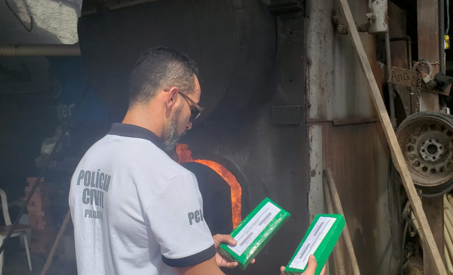 A Polícia Civil do Paraná (PCPR) incinerou cerca de 265 quilos de drogas nesta quinta-feira (27), em Guaratuba, no Litoral do Estado, em uma empresa da região. A ação foi autorizada judicialmente e acompanhada por representantes do Ministério Público e da Vigilância Sanitária. Nos entorpecentes havia maconha, crack, cocaína, haxixe e ecstasy.  -  Curitiba, 27/02/2020  -  Foto: Divulgação Polícia Civil do Paraná/SESP