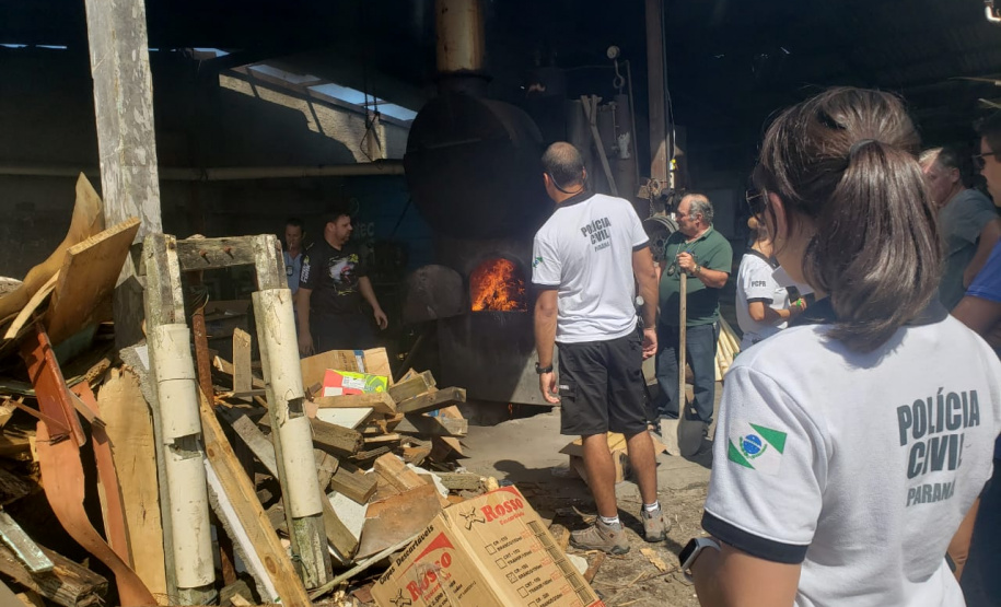 A Polícia Civil do Paraná (PCPR) incinerou cerca de 265 quilos de drogas nesta quinta-feira (27), em Guaratuba, no Litoral do Estado, em uma empresa da região. A ação foi autorizada judicialmente e acompanhada por representantes do Ministério Público e da Vigilância Sanitária. Nos entorpecentes havia maconha, crack, cocaína, haxixe e ecstasy.  -  Curitiba, 27/02/2020  -  Foto: Divulgação Polícia Civil do Paraná/SESP