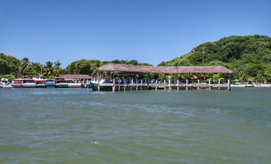 O governador Carlos Massa Ratinho Junior assinou nesta quinta-feira (27) a ordem de serviço para o início das obras de reforma e melhorias nos trapiches de Nova Brasília e Encantadas, na Ilha do Mel, em Paranaguá. O ministro de Infraestrutura, Tarcísio Gomes de Freitas, participou da solenidade. O investimento de R$ 9,5 milhões são da empresa pública Portos do Paraná. As obras devem demorar cerca de sete meses. - Curitiba, 27/02/2020 - Foto: José Fernando Ogura/AEN
