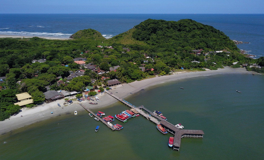 O governador Carlos Massa Ratinho Junior assinou nesta quinta-feira (27) a ordem de serviço para o início das obras de reforma e melhorias nos trapiches de Nova Brasília e Encantadas, na Ilha do Mel, em Paranaguá. O ministro de Infraestrutura, Tarcísio Gomes de Freitas, participou da solenidade. O investimento de R$ 9,5 milhões são da empresa pública Portos do Paraná. As obras devem demorar cerca de sete meses. - Curitiba, 27/02/2020 - Foto: José Fernando Ogura/AEN