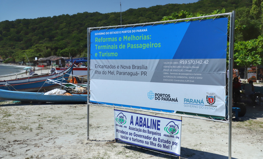 O governador Carlos Massa Ratinho Junior assinou nesta quinta-feira (27) a ordem de serviço para o início das obras de reforma e melhorias nos trapiches de Nova Brasília e Encantadas, na Ilha do Mel, em Paranaguá. O ministro de Infraestrutura, Tarcísio Gomes de Freitas, participou da solenidade. O investimento de R$ 9,5 milhões são da empresa pública Portos do Paraná. As obras devem demorar cerca de sete meses. - Curitiba, 27/02/2020 - Foto: José Fernando Ogura/AEN