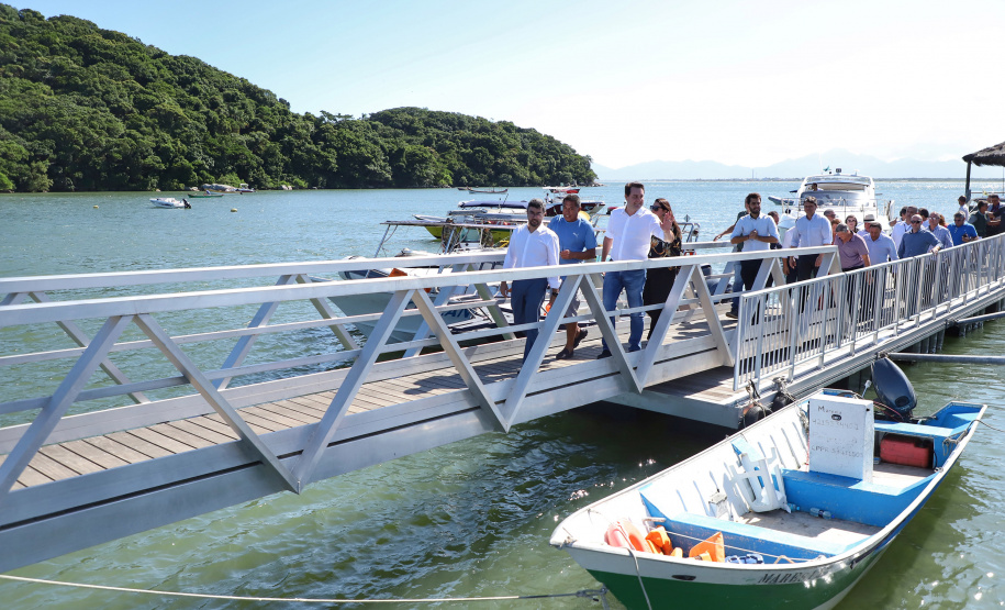 O governador Carlos Massa Ratinho Junior assinou nesta quinta-feira (27) a ordem de serviço para o início das obras de reforma e melhorias nos trapiches de Nova Brasília e Encantadas, na Ilha do Mel, em Paranaguá. O ministro de Infraestrutura, Tarcísio Gomes de Freitas, participou da solenidade. O investimento de R$ 9,5 milhões são da empresa pública Portos do Paraná. As obras devem demorar cerca de sete meses. - Curitiba, 27/02/2020 - Foto: José Fernando Ogura/AEN