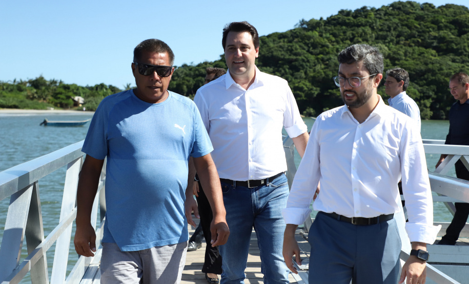 O governador Carlos Massa Ratinho Junior assinou nesta quinta-feira (27) a ordem de serviço para o início das obras de reforma e melhorias nos trapiches de Nova Brasília e Encantadas, na Ilha do Mel, em Paranaguá. O ministro de Infraestrutura, Tarcísio Gomes de Freitas, participou da solenidade. O investimento de R$ 9,5 milhões são da empresa pública Portos do Paraná. As obras devem demorar cerca de sete meses. - Curitiba, 27/02/2020 - Foto: José Fernando Ogura/AEN
