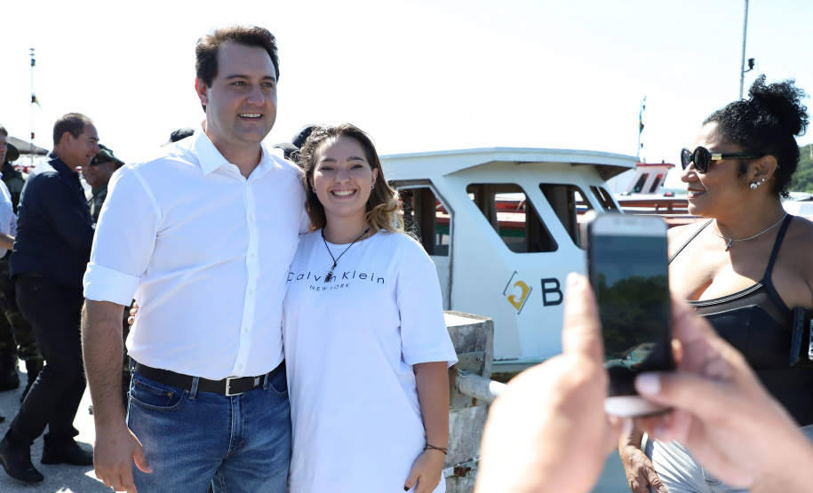O governador Carlos Massa Ratinho Junior assinou nesta quinta-feira (27) a ordem de serviço para o início das obras de reforma e melhorias nos trapiches de Nova Brasília e Encantadas, na Ilha do Mel, em Paranaguá. O ministro de Infraestrutura, Tarcísio Gomes de Freitas, participou da solenidade. O investimento de R$ 9,5 milhões são da empresa pública Portos do Paraná. As obras devem demorar cerca de sete meses. - Curitiba, 27/02/2020 - Foto: José Fernando Ogura/AEN