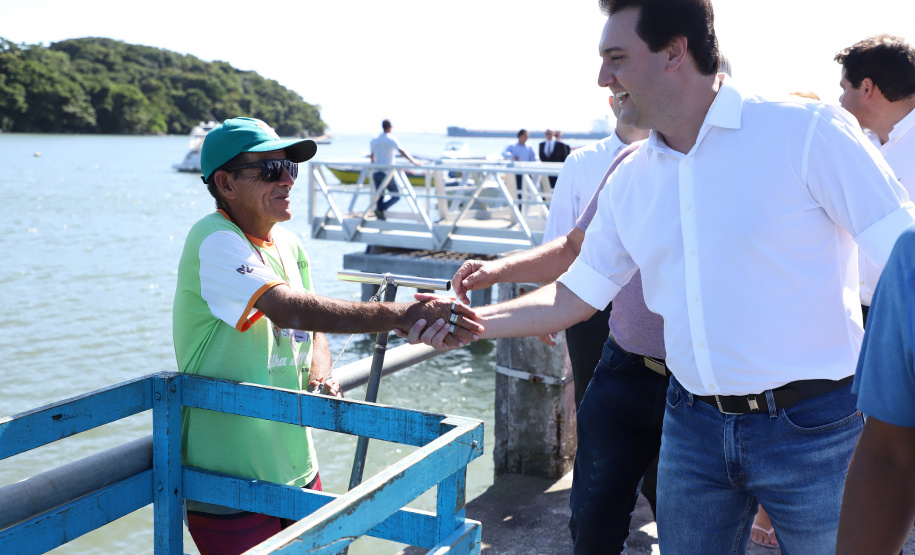 O governador Carlos Massa Ratinho Junior assinou nesta quinta-feira (27) a ordem de serviço para o início das obras de reforma e melhorias nos trapiches de Nova Brasília e Encantadas, na Ilha do Mel, em Paranaguá. O ministro de Infraestrutura, Tarcísio Gomes de Freitas, participou da solenidade. O investimento de R$ 9,5 milhões são da empresa pública Portos do Paraná. As obras devem demorar cerca de sete meses. - Curitiba, 27/02/2020 - Foto: José Fernando Ogura/AEN