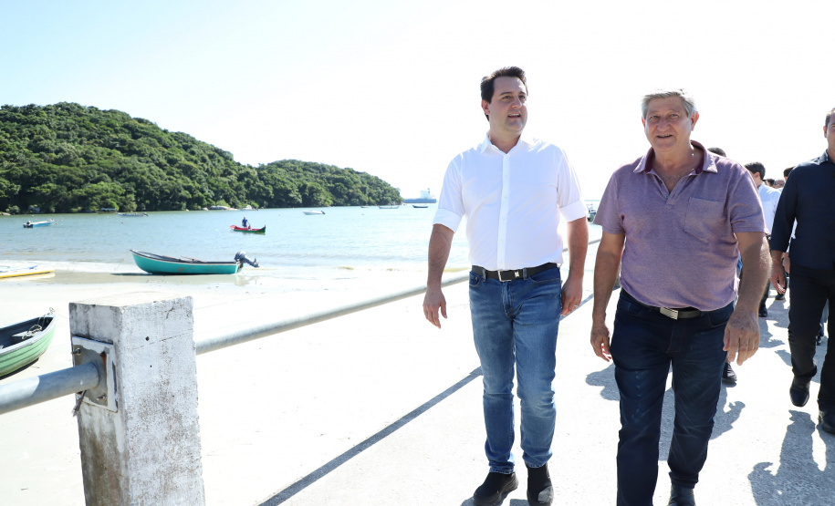 O governador Carlos Massa Ratinho Junior assinou nesta quinta-feira (27) a ordem de serviço para o início das obras de reforma e melhorias nos trapiches de Nova Brasília e Encantadas, na Ilha do Mel, em Paranaguá. O ministro de Infraestrutura, Tarcísio Gomes de Freitas, participou da solenidade. O investimento de R$ 9,5 milhões são da empresa pública Portos do Paraná. As obras devem demorar cerca de sete meses. - Curitiba, 27/02/2020 - Foto: José Fernando Ogura/AEN