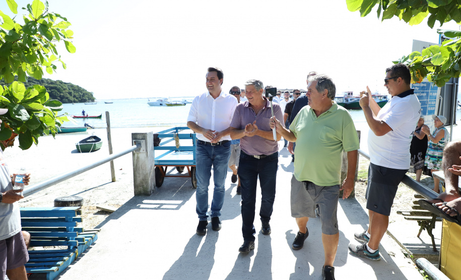 O governador Carlos Massa Ratinho Junior assinou nesta quinta-feira (27) a ordem de serviço para o início das obras de reforma e melhorias nos trapiches de Nova Brasília e Encantadas, na Ilha do Mel, em Paranaguá. O ministro de Infraestrutura, Tarcísio Gomes de Freitas, participou da solenidade. O investimento de R$ 9,5 milhões são da empresa pública Portos do Paraná. As obras devem demorar cerca de sete meses. - Curitiba, 27/02/2020 - Foto: José Fernando Ogura/AEN