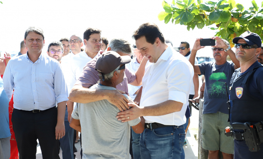 O governador Carlos Massa Ratinho Junior assinou nesta quinta-feira (27) a ordem de serviço para o início das obras de reforma e melhorias nos trapiches de Nova Brasília e Encantadas, na Ilha do Mel, em Paranaguá. O ministro de Infraestrutura, Tarcísio Gomes de Freitas, participou da solenidade. O investimento de R$ 9,5 milhões são da empresa pública Portos do Paraná. As obras devem demorar cerca de sete meses. - Curitiba, 27/02/2020 - Foto: José Fernando Ogura/AEN