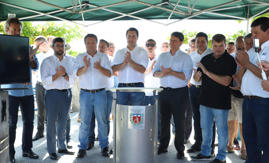 O governador Carlos Massa Ratinho Junior assinou nesta quinta-feira (27) a ordem de serviço para o início das obras de reforma e melhorias nos trapiches de Nova Brasília e Encantadas, na Ilha do Mel, em Paranaguá. O ministro de Infraestrutura, Tarcísio Gomes de Freitas, participou da solenidade. O investimento de R$ 9,5 milhões são da empresa pública Portos do Paraná. As obras devem demorar cerca de sete meses. - Curitiba, 27/02/2020 - Foto: José Fernando Ogura/AEN