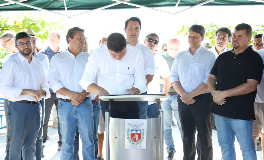 O governador Carlos Massa Ratinho Junior assinou nesta quinta-feira (27) a ordem de serviço para o início das obras de reforma e melhorias nos trapiches de Nova Brasília e Encantadas, na Ilha do Mel, em Paranaguá. O ministro de Infraestrutura, Tarcísio Gomes de Freitas, participou da solenidade. O investimento de R$ 9,5 milhões são da empresa pública Portos do Paraná. As obras devem demorar cerca de sete meses. - Curitiba, 27/02/2020 - Foto: José Fernando Ogura/AEN