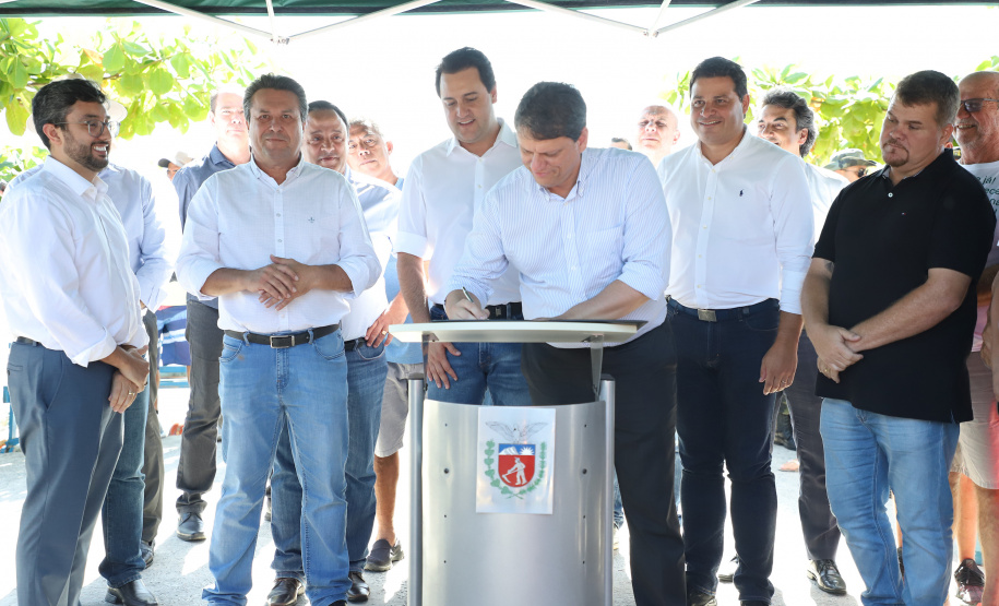 O governador Carlos Massa Ratinho Junior assinou nesta quinta-feira (27) a ordem de serviço para o início das obras de reforma e melhorias nos trapiches de Nova Brasília e Encantadas, na Ilha do Mel, em Paranaguá. O ministro de Infraestrutura, Tarcísio Gomes de Freitas, participou da solenidade. O investimento de R$ 9,5 milhões são da empresa pública Portos do Paraná. As obras devem demorar cerca de sete meses. - Curitiba, 27/02/2020 - Foto: José Fernando Ogura/AEN