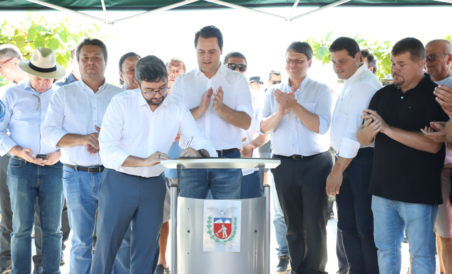 O governador Carlos Massa Ratinho Junior assinou nesta quinta-feira (27) a ordem de serviço para o início das obras de reforma e melhorias nos trapiches de Nova Brasília e Encantadas, na Ilha do Mel, em Paranaguá. O ministro de Infraestrutura, Tarcísio Gomes de Freitas, participou da solenidade. O investimento de R$ 9,5 milhões são da empresa pública Portos do Paraná. As obras devem demorar cerca de sete meses. - Curitiba, 27/02/2020 - Foto: José Fernando Ogura/AEN
