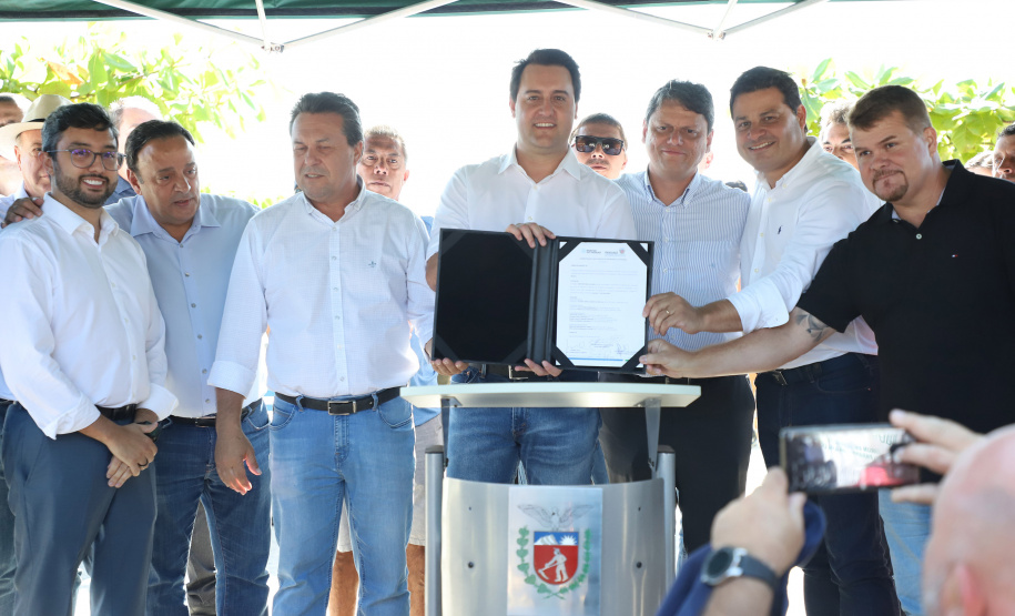 O governador Carlos Massa Ratinho Junior assinou nesta quinta-feira (27) a ordem de serviço para o início das obras de reforma e melhorias nos trapiches de Nova Brasília e Encantadas, na Ilha do Mel, em Paranaguá. O ministro de Infraestrutura, Tarcísio Gomes de Freitas, participou da solenidade. O investimento de R$ 9,5 milhões são da empresa pública Portos do Paraná. As obras devem demorar cerca de sete meses. - Curitiba, 27/02/2020 - Foto: José Fernando Ogura/AEN