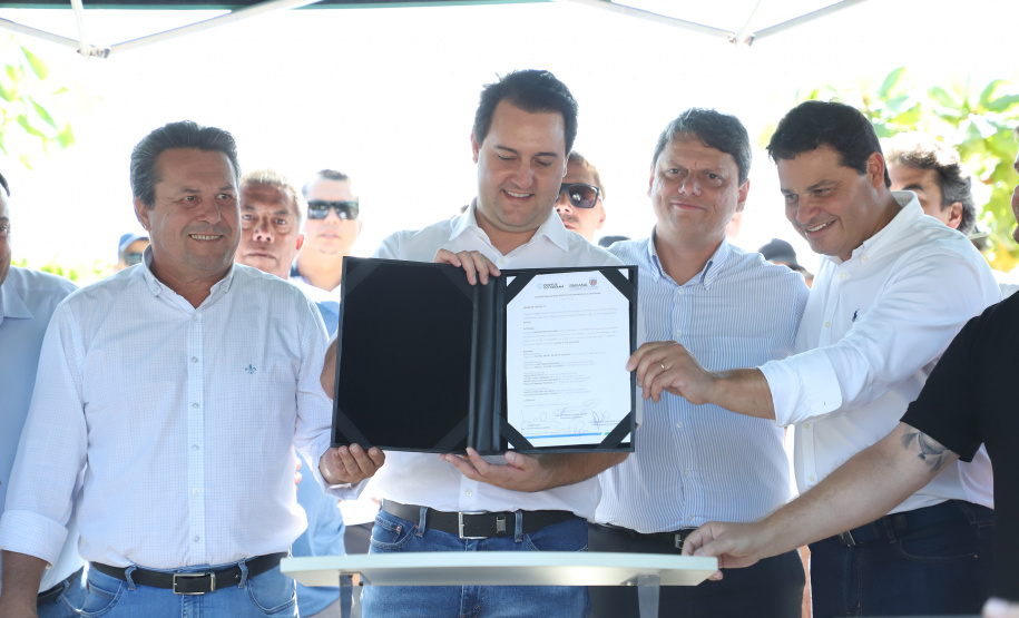 O governador Carlos Massa Ratinho Junior assinou nesta quinta-feira (27) a ordem de serviço para o início das obras de reforma e melhorias nos trapiches de Nova Brasília e Encantadas, na Ilha do Mel, em Paranaguá. O ministro de Infraestrutura, Tarcísio Gomes de Freitas, participou da solenidade. O investimento de R$ 9,5 milhões são da empresa pública Portos do Paraná. As obras devem demorar cerca de sete meses. - Curitiba, 27/02/2020 - Foto: José Fernando Ogura/AEN