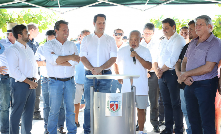 O governador Carlos Massa Ratinho Junior assinou nesta quinta-feira (27) a ordem de serviço para o início das obras de reforma e melhorias nos trapiches de Nova Brasília e Encantadas, na Ilha do Mel, em Paranaguá. O ministro de Infraestrutura, Tarcísio Gomes de Freitas, participou da solenidade. O investimento de R$ 9,5 milhões são da empresa pública Portos do Paraná. As obras devem demorar cerca de sete meses. - Curitiba, 27/02/2020 - Foto: José Fernando Ogura/AEN