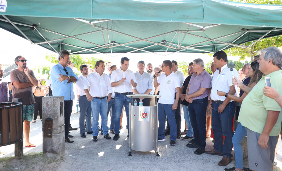 O governador Carlos Massa Ratinho Junior assinou nesta quinta-feira (27) a ordem de serviço para o início das obras de reforma e melhorias nos trapiches de Nova Brasília e Encantadas, na Ilha do Mel, em Paranaguá. O ministro de Infraestrutura, Tarcísio Gomes de Freitas, participou da solenidade. O investimento de R$ 9,5 milhões são da empresa pública Portos do Paraná. As obras devem demorar cerca de sete meses. - Curitiba, 27/02/2020 - Foto: José Fernando Ogura/AEN