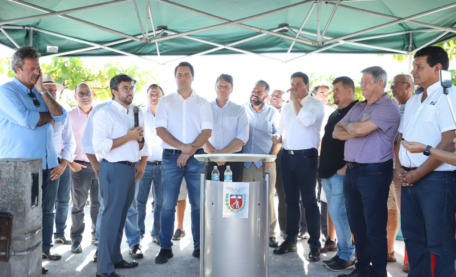O governador Carlos Massa Ratinho Junior assinou nesta quinta-feira (27) a ordem de serviço para o início das obras de reforma e melhorias nos trapiches de Nova Brasília e Encantadas, na Ilha do Mel, em Paranaguá. O ministro de Infraestrutura, Tarcísio Gomes de Freitas, participou da solenidade. O investimento de R$ 9,5 milhões são da empresa pública Portos do Paraná. As obras devem demorar cerca de sete meses. - Curitiba, 27/02/2020 - Foto: José Fernando Ogura/AEN