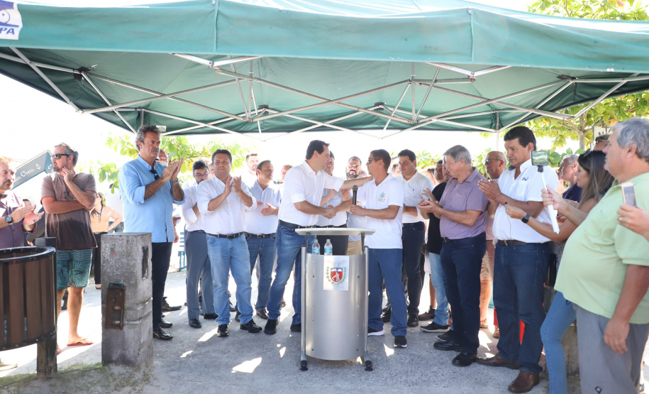 O governador Carlos Massa Ratinho Junior assinou nesta quinta-feira (27) a ordem de serviço para o início das obras de reforma e melhorias nos trapiches de Nova Brasília e Encantadas, na Ilha do Mel, em Paranaguá. O ministro de Infraestrutura, Tarcísio Gomes de Freitas, participou da solenidade. O investimento de R$ 9,5 milhões são da empresa pública Portos do Paraná. As obras devem demorar cerca de sete meses. - Curitiba, 27/02/2020 - Foto: José Fernando Ogura/AEN