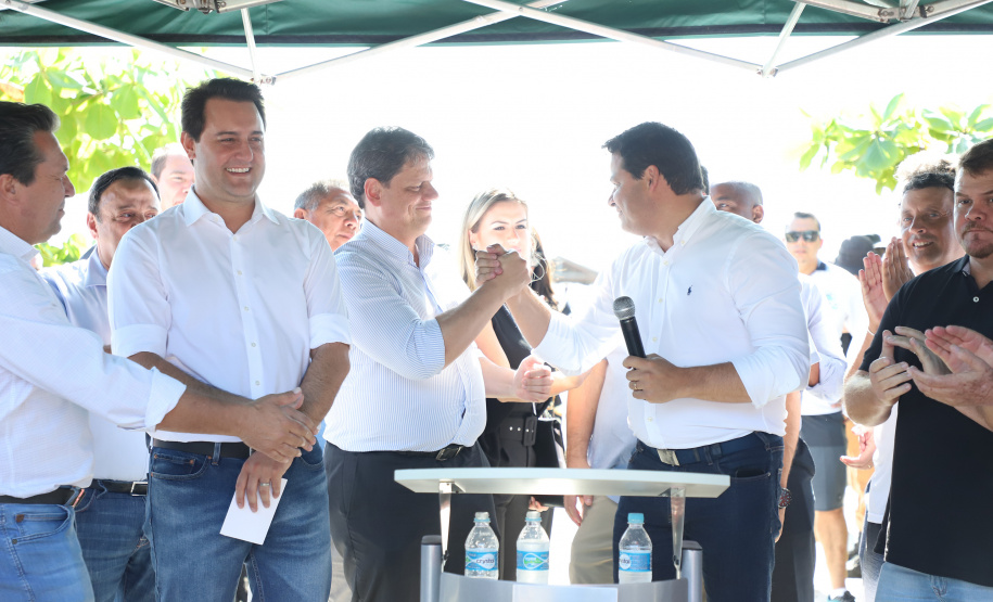O governador Carlos Massa Ratinho Junior assinou nesta quinta-feira (27) a ordem de serviço para o início das obras de reforma e melhorias nos trapiches de Nova Brasília e Encantadas, na Ilha do Mel, em Paranaguá. O ministro de Infraestrutura, Tarcísio Gomes de Freitas, participou da solenidade. O investimento de R$ 9,5 milhões são da empresa pública Portos do Paraná. As obras devem demorar cerca de sete meses. - Curitiba, 27/02/2020 - Foto: José Fernando Ogura/AEN