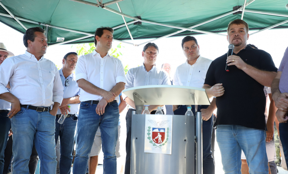 O governador Carlos Massa Ratinho Junior assinou nesta quinta-feira (27) a ordem de serviço para o início das obras de reforma e melhorias nos trapiches de Nova Brasília e Encantadas, na Ilha do Mel, em Paranaguá. O ministro de Infraestrutura, Tarcísio Gomes de Freitas, participou da solenidade. O investimento de R$ 9,5 milhões são da empresa pública Portos do Paraná. As obras devem demorar cerca de sete meses. - Curitiba, 27/02/2020 - Foto: José Fernando Ogura/AEN