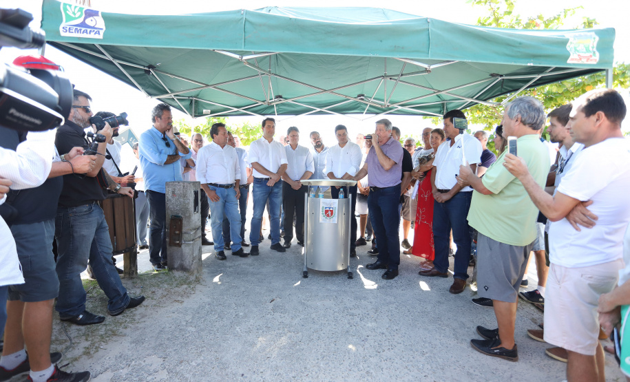 O governador Carlos Massa Ratinho Junior assinou nesta quinta-feira (27) a ordem de serviço para o início das obras de reforma e melhorias nos trapiches de Nova Brasília e Encantadas, na Ilha do Mel, em Paranaguá. O ministro de Infraestrutura, Tarcísio Gomes de Freitas, participou da solenidade. O investimento de R$ 9,5 milhões são da empresa pública Portos do Paraná. As obras devem demorar cerca de sete meses. - Curitiba, 27/02/2020 - Foto: José Fernando Ogura/AEN