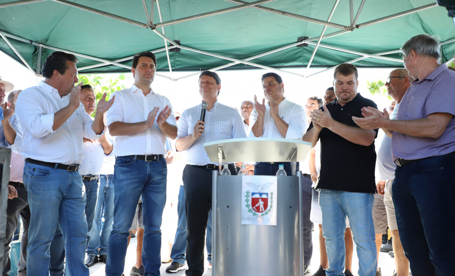 O governador Carlos Massa Ratinho Junior assinou nesta quinta-feira (27) a ordem de serviço para o início das obras de reforma e melhorias nos trapiches de Nova Brasília e Encantadas, na Ilha do Mel, em Paranaguá. O ministro de Infraestrutura, Tarcísio Gomes de Freitas, participou da solenidade. O investimento de R$ 9,5 milhões são da empresa pública Portos do Paraná. As obras devem demorar cerca de sete meses. - Curitiba, 27/02/2020 - Foto: José Fernando Ogura/AEN