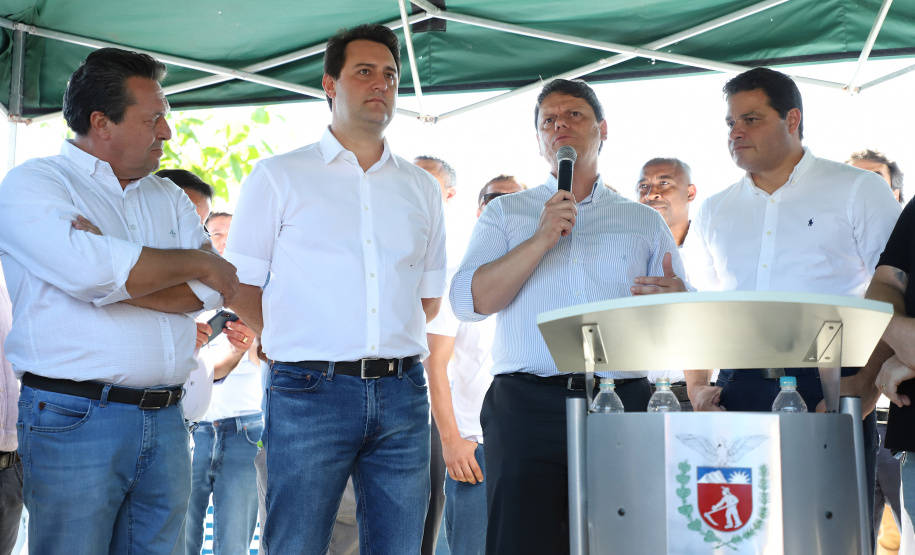 O governador Carlos Massa Ratinho Junior assinou nesta quinta-feira (27) a ordem de serviço para o início das obras de reforma e melhorias nos trapiches de Nova Brasília e Encantadas, na Ilha do Mel, em Paranaguá. O ministro de Infraestrutura, Tarcísio Gomes de Freitas, participou da solenidade. O investimento de R$ 9,5 milhões são da empresa pública Portos do Paraná. As obras devem demorar cerca de sete meses. - Curitiba, 27/02/2020 - Foto: José Fernando Ogura/AEN