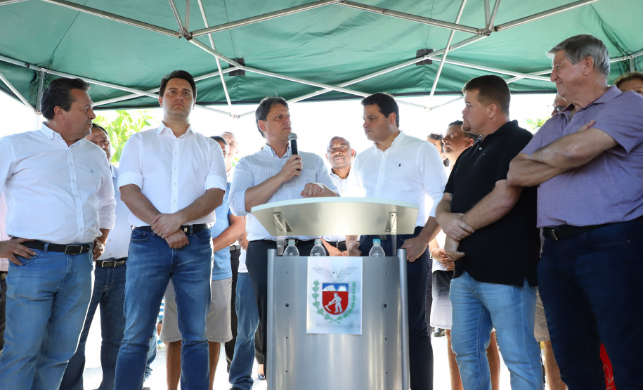 O governador Carlos Massa Ratinho Junior assinou nesta quinta-feira (27) a ordem de serviço para o início das obras de reforma e melhorias nos trapiches de Nova Brasília e Encantadas, na Ilha do Mel, em Paranaguá. O ministro de Infraestrutura, Tarcísio Gomes de Freitas, participou da solenidade. O investimento de R$ 9,5 milhões são da empresa pública Portos do Paraná. As obras devem demorar cerca de sete meses. - Curitiba, 27/02/2020 - Foto: José Fernando Ogura/AEN