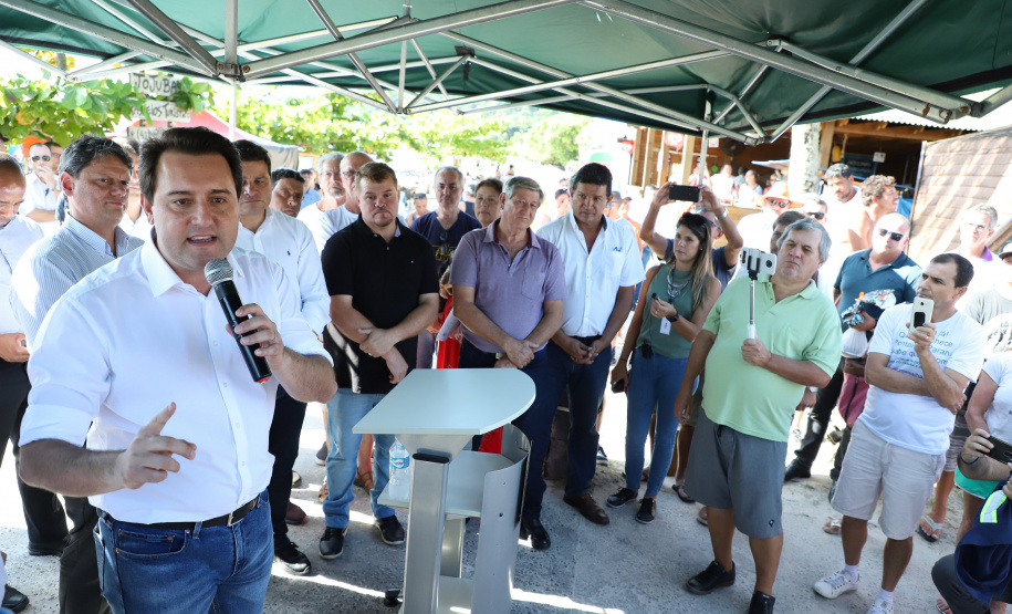 O governador Carlos Massa Ratinho Junior assinou nesta quinta-feira (27) a ordem de serviço para o início das obras de reforma e melhorias nos trapiches de Nova Brasília e Encantadas, na Ilha do Mel, em Paranaguá. O ministro de Infraestrutura, Tarcísio Gomes de Freitas, participou da solenidade. O investimento de R$ 9,5 milhões são da empresa pública Portos do Paraná. As obras devem demorar cerca de sete meses. - Curitiba, 27/02/2020 - Foto: José Fernando Ogura/AEN