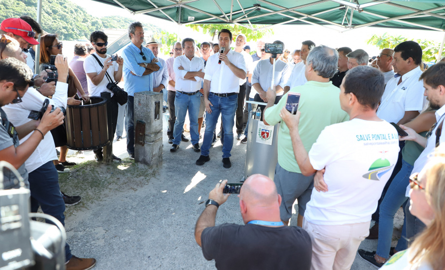O governador Carlos Massa Ratinho Junior assinou nesta quinta-feira (27) a ordem de serviço para o início das obras de reforma e melhorias nos trapiches de Nova Brasília e Encantadas, na Ilha do Mel, em Paranaguá. O ministro de Infraestrutura, Tarcísio Gomes de Freitas, participou da solenidade. O investimento de R$ 9,5 milhões são da empresa pública Portos do Paraná. As obras devem demorar cerca de sete meses. - Curitiba, 27/02/2020 - Foto: José Fernando Ogura/AEN