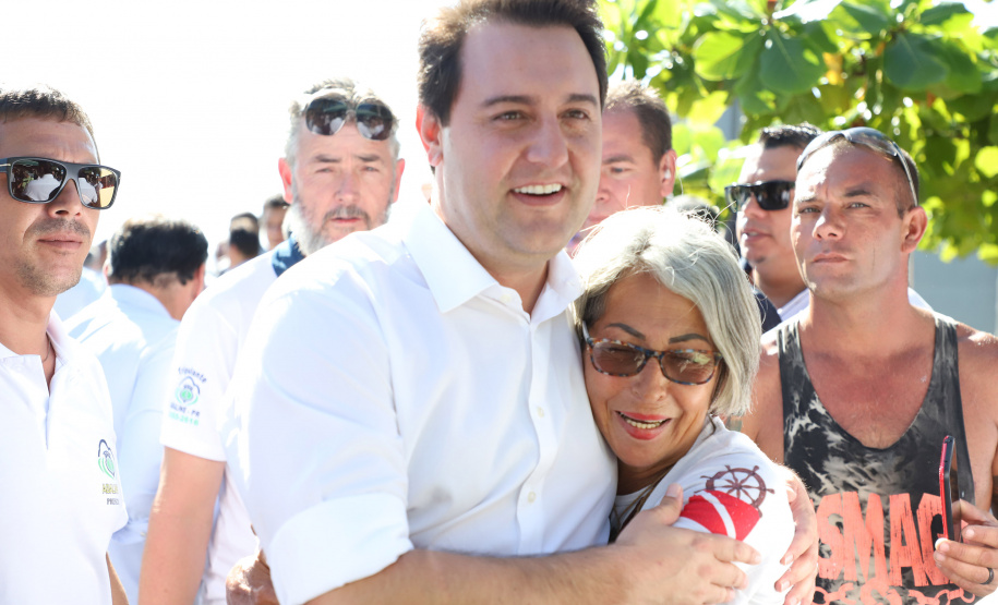 O governador Carlos Massa Ratinho Junior assinou nesta quinta-feira (27) a ordem de serviço para o início das obras de reforma e melhorias nos trapiches de Nova Brasília e Encantadas, na Ilha do Mel, em Paranaguá. O ministro de Infraestrutura, Tarcísio Gomes de Freitas, participou da solenidade. O investimento de R$ 9,5 milhões são da empresa pública Portos do Paraná. As obras devem demorar cerca de sete meses. - Curitiba, 27/02/2020 - Foto: José Fernando Ogura/AEN