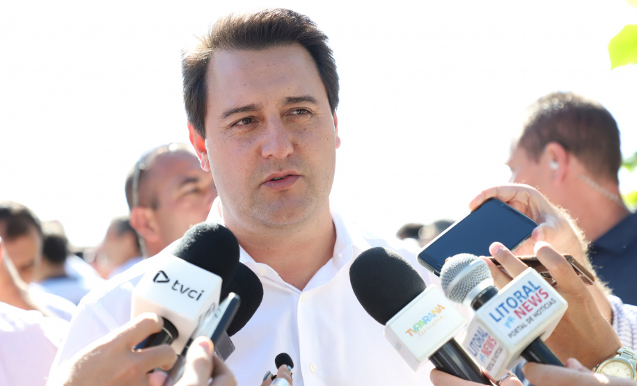 O governador Carlos Massa Ratinho Junior assinou nesta quinta-feira (27) a ordem de serviço para o início das obras de reforma e melhorias nos trapiches de Nova Brasília e Encantadas, na Ilha do Mel, em Paranaguá. O ministro de Infraestrutura, Tarcísio Gomes de Freitas, participou da solenidade. O investimento de R$ 9,5 milhões são da empresa pública Portos do Paraná. As obras devem demorar cerca de sete meses. - Curitiba, 27/02/2020 - Foto: José Fernando Ogura/AEN