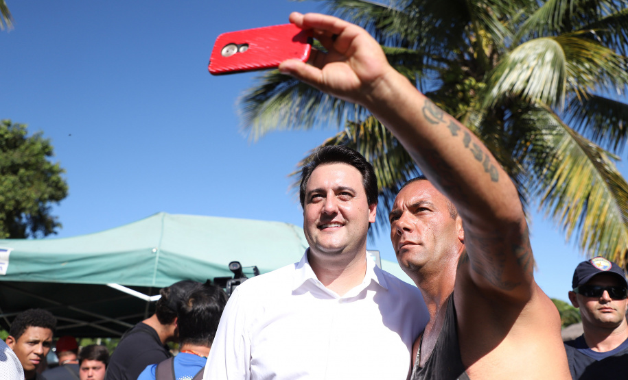 O governador Carlos Massa Ratinho Junior assinou nesta quinta-feira (27) a ordem de serviço para o início das obras de reforma e melhorias nos trapiches de Nova Brasília e Encantadas, na Ilha do Mel, em Paranaguá. O ministro de Infraestrutura, Tarcísio Gomes de Freitas, participou da solenidade. O investimento de R$ 9,5 milhões são da empresa pública Portos do Paraná. As obras devem demorar cerca de sete meses. - Curitiba, 27/02/2020 - Foto: José Fernando Ogura/AEN