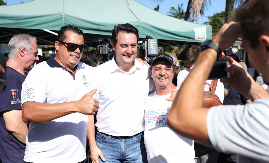 O governador Carlos Massa Ratinho Junior assinou nesta quinta-feira (27) a ordem de serviço para o início das obras de reforma e melhorias nos trapiches de Nova Brasília e Encantadas, na Ilha do Mel, em Paranaguá. O ministro de Infraestrutura, Tarcísio Gomes de Freitas, participou da solenidade. O investimento de R$ 9,5 milhões são da empresa pública Portos do Paraná. As obras devem demorar cerca de sete meses. - Curitiba, 27/02/2020 - Foto: José Fernando Ogura/AEN
