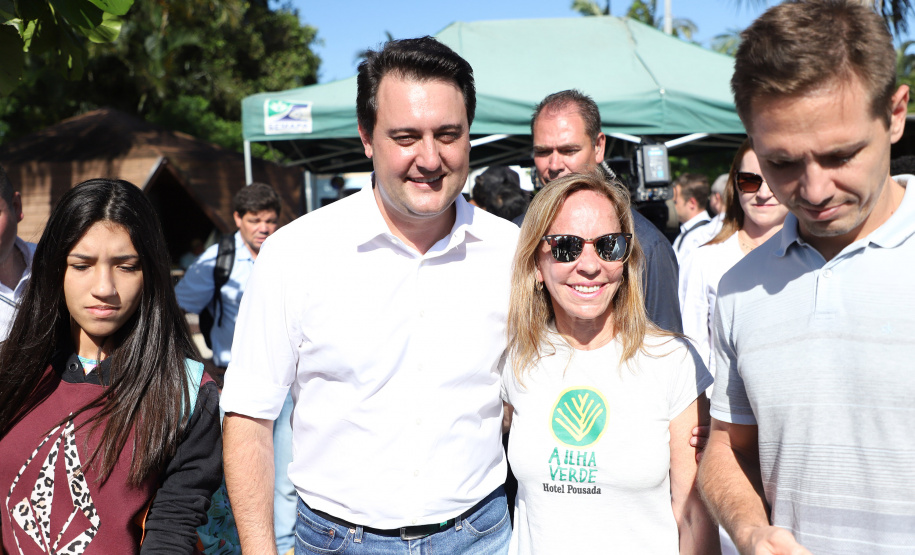 O governador Carlos Massa Ratinho Junior assinou nesta quinta-feira (27) a ordem de serviço para o início das obras de reforma e melhorias nos trapiches de Nova Brasília e Encantadas, na Ilha do Mel, em Paranaguá. O ministro de Infraestrutura, Tarcísio Gomes de Freitas, participou da solenidade. O investimento de R$ 9,5 milhões são da empresa pública Portos do Paraná. As obras devem demorar cerca de sete meses. - Curitiba, 27/02/2020 - Foto: José Fernando Ogura/AEN