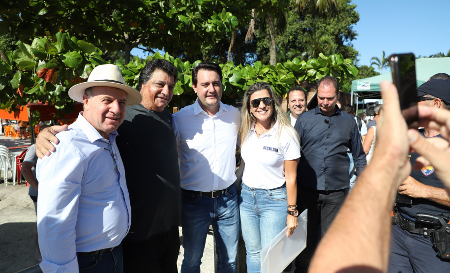 O governador Carlos Massa Ratinho Junior assinou nesta quinta-feira (27) a ordem de serviço para o início das obras de reforma e melhorias nos trapiches de Nova Brasília e Encantadas, na Ilha do Mel, em Paranaguá. O ministro de Infraestrutura, Tarcísio Gomes de Freitas, participou da solenidade. O investimento de R$ 9,5 milhões são da empresa pública Portos do Paraná. As obras devem demorar cerca de sete meses. - Curitiba, 27/02/2020 - Foto: José Fernando Ogura/AEN