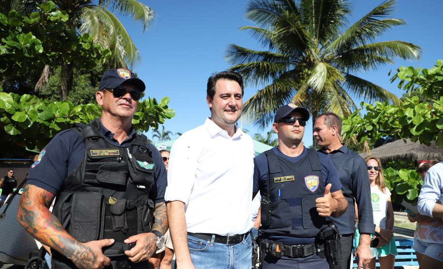 O governador Carlos Massa Ratinho Junior assinou nesta quinta-feira (27) a ordem de serviço para o início das obras de reforma e melhorias nos trapiches de Nova Brasília e Encantadas, na Ilha do Mel, em Paranaguá. O ministro de Infraestrutura, Tarcísio Gomes de Freitas, participou da solenidade. O investimento de R$ 9,5 milhões são da empresa pública Portos do Paraná. As obras devem demorar cerca de sete meses. - Curitiba, 27/02/2020 - Foto: José Fernando Ogura/AEN